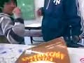 kenyi se cienta en la escupida