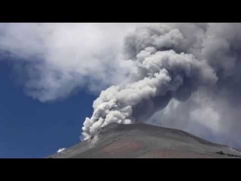 ALERT STATUS RAISED AS MEXICO'S POPOCATEPETL VOLCANO ERUPTS COVERING CITIES IN ASH (MAY 14, 2013)