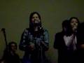 Fabiene cantando Te Louvarei