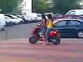 2 chicas aprendiendo a montar en moto vaya ostia xD