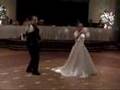 Noiva e pai dão uma lição de dança no casamento