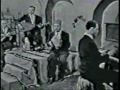 dans cette vid�o r�alis�e vers la fin des ann�es 50, nous reconnaissons : feu mohamed behar au piano (virtuose de kouitra) ; zmirli � la kouitra ; abdelkrim mhamsadji � la mandoline ; sassi lebrati � la mandoline et au chant ; elhadj medjber de blida au violon alto (bras droit d ma�tre dahmane ben�chour); cheikh belhoucine au violon alto (ancien professeur au conservatoire d'alger et � eldjaza�ria-elmoussilia et maitre de reinette l'oranaise � alger) ; zadmia mohamed dit gamba � la fl�te ; et grand ma�tre du mizane feu hamidou dja�dir � la darbouka. 
ghrib: m'�eddar koun fi ichka ala hadar, mokhless layssa li fi dounya illa an nara mahboubi