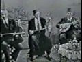 dans cette vid�o r�alis�e vers la fin des ann�es 50, nous reconnaissons : feu mohamed behar au piano (virtuose de kouitra) ; zmirli � la kouitra ; abdelkrim mhamsadji � la mandoline ; sassi lebrati � la mandoline et au chant ; elhadj medjber de blida au violon alto (bras droit d ma�tre dahmane ben�chour); cheikh belhoucine au violon alto (ancien professeur au conservatoire d'alger et � eldjaza�ria-elmoussilia et maitre de reinette l'oranaise � alger) ; zadmia mohamed dit gamba � la fl�te ; et grand ma�tre du mizane feu hamidou dja�dir � la darbouka. 
ghrib: m'�eddar koun fi ichka ala hadar, mokhless layssa li fi dounya illa an nara mahboubi