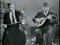 dans cette vid�o r�alis�e vers la fin des ann�es 50, nous reconnaissons : feu mohamed behar au piano (virtuose de kouitra) ; zmirli � la kouitra ; abdelkrim mhamsadji � la mandoline ; sassi lebrati � la mandoline et au chant ; elhadj medjber de blida au violon alto (bras droit d ma�tre dahmane ben�chour); cheikh belhoucine au violon alto (ancien professeur au conservatoire d'alger et � eldjaza�ria-elmoussilia et maitre de reinette l'oranaise � alger) ; zadmia mohamed dit gamba � la fl�te ; et grand ma�tre du mizane feu hamidou dja�dir � la darbouka. 
ghrib: m'�eddar koun fi ichka ala hadar, mokhless layssa li fi dounya illa an nara mahboubi