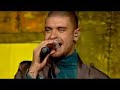 ao vivo - letra flavinho silva
segundo s�rgio cabral,diogo nogueira � um dos maiores int�rpretes do samba de todos os tempos. e olha que ele tem s� 26 anos, mas � fera.
o cantor e compositor vem de uma nobre linhagem do samba. filho do saudoso compositor e cantor jo�o nogueira, antes mesmo de completar um m�s de vida, diogo j� acompanhava os pais nos pagodes e acostumou-se desde cedo a ser embalado ao som de sambas e choros.jo�o nogueira sempre o convidava para participar de seus shows e no samba entre amigos. logo vieram os convites para diogo participar das rodas de samba do rio, h�bito que lhe rendeu respeito e aprova��o dos bambas ligados � m�sica e ao samba.fez importantes shows com jo�o nogueira pelo brasil. em salvador, cantou com o pai no pelourinho para uma plat�ia de mais de cinco mil pessoas, em dezembro de 1998, na comemora��o do 