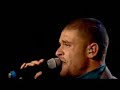 ao vivo - letra flavinho silva
segundo s�rgio cabral,diogo nogueira � um dos maiores int�rpretes do samba de todos os tempos. e olha que ele tem s� 26 anos, mas � fera.
o cantor e compositor vem de uma nobre linhagem do samba. filho do saudoso compositor e cantor jo�o nogueira, antes mesmo de completar um m�s de vida, diogo j� acompanhava os pais nos pagodes e acostumou-se desde cedo a ser embalado ao som de sambas e choros.jo�o nogueira sempre o convidava para participar de seus shows e no samba entre amigos. logo vieram os convites para diogo participar das rodas de samba do rio, h�bito que lhe rendeu respeito e aprova��o dos bambas ligados � m�sica e ao samba.fez importantes shows com jo�o nogueira pelo brasil. em salvador, cantou com o pai no pelourinho para uma plat�ia de mais de cinco mil pessoas, em dezembro de 1998, na comemora��o do 