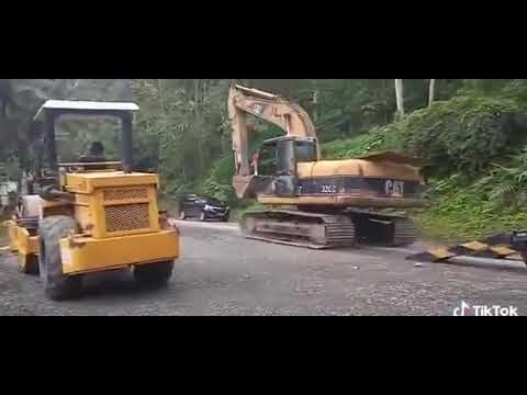 Kasowanie osobówki za pomocą koparki. Miał pecha