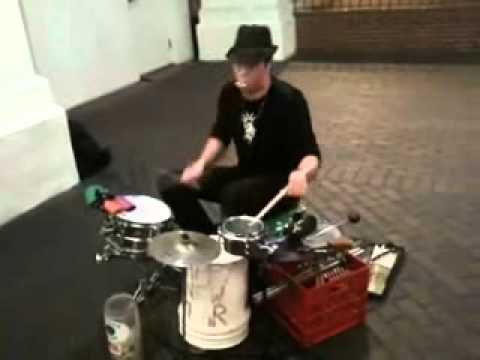 Impresionante baterista callejero!