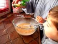 Nathan m'a aidé à préparer le déjeuner : une quiche au saumon :)