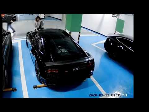 Karma momentalnie ją dopadła. Tak się kończy włażenie na czyjeś auto