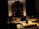 op�ra en quatre actes (1884)
livret de joseph m�ry et camille du locle
d'apr�s le drame de friedrich schiller, traduit en italien par achille de cauzi�res et angelo zanardini

direction musicale teodor currentzis
mise en sc�ne graham vick
d�cors et costumes tobias hoheisel
lumi�res matthew richardson
chef des choeurs winfried maczewski

filippo ii james morris
don carlo stefano secco
rodrigo, marchese di posa dmitri hvorostovsky
il grande inquisitore mikhail petrenko
un frate paul gay
elisabetta di valois tamar iveri
la principessa eboli yvonne naef
tebaldo elisa cenni
il conte di lerma jason bridges
voce dal cielo elena tsallagova

l'autodaf� - le peuple se rassemble pour assister au b�cher des h�r�tiques. philippe ii jure de servir dieu avec le feu et l'�p�e. carlos �merge de la foule, � la t�te d'un groupe de d�put�s flamands venus plaider la cause de leur pays. il sollicite la charge de gouverneur des flandres. devant le refus de son p�re, il tire son �p�e. le roi ordonne qu'il soit arr�t�. seul rodrigue ose d�sarmer son ami.