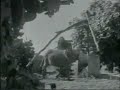 il filmato presenta immagini di repertorio della sardegna degli anni '30 e '50, tratte dall'archivio storico dell'istituto luce. il documento propone uno spaccato della vita quotidiana e festiva della sardegna della prima met� del xx secolo, gli antichi mestieri, le feste e le cerimonie. la colonna sonora, composta appositamente per sonos 'e memoria, si propone come rielaborazione delle forme musicali pi� caratteristiche della tradizione sarda.

autore: cabiddu gianfranco
regia: cabiddu gianfranco
musiche: cabiddu carlo (violoncello), di castri furio (contrabbasso), fresu paolo (direzione musicale), fresu paolo (tromba), lai luigi (launeddas), ledda elena (voce), palmas mauro (mandola), puddu susanna (organizzazione musicale), salis antonello (fisarmonica), sanesi federico (percussioni)
