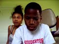 Chica asustando a su hermano en su computadora