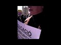 En la concentración de hoy (16/2/2012) en repulsa de las agresiones policiales llevadas a cabo ayer en las puertas del IES Lluís Vives contra MENORES DE EDAD que protestaban contra los recortes en educación. Una madre de una de las alumnas denunciadas, denuncia la actuación desproporcionada de las fuerzas del 