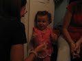 Caro haciendole cosquillas a Pimpa