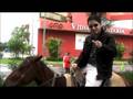 Freddie monta un pony en Guatemala