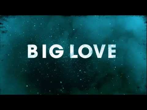 Big Love OFICJALNY ZWIASTUN Premiera filmu 10 lutego.
Młoda dziewczyna (Emilia) poznaje starszego chłopaka (Maciek). On pokazuje jej świat, jakiego nie znała. Ona zaczyna odkrywać siebie i stopniowo oddala się od ukochanego. Przestaje być pięknie - zaczyna być niebezpiecznie...
W