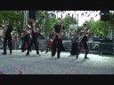 v�tus de noir et rouge, semblant sortir dun monde et dune p�riode inconnue, les 8 musiciens de la goutte au nez envahissent sc�nes et places publiques, tels des dandies survolt�s. les sir�nes hurlent, les cuivres sonnent, laccord�on se d�chire, les voix se tordent, comme pour annoncer � la population une explosion de d�mence musicale. a travers des sonorit�s percutantes, cuivr�es, irr�elles, cette fanfare atypique immerge le public dans un univers urbain, � la fois myst�rieux et fr�n�tique. a mi-chemin entre le rock d�structur� de frank zappa et la bande originale dun film fantastique, ces 8 activistes un brin �nerv�s, surprennent par loriginalit�, l�nergie et la folie de leurs compositions. le spectateur est alors emport� dans un univers musical, m�lant rythmiques massives et atmosph�res lunatiques, qui d�soriente et stimule limaginaire.