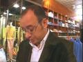 el mikimoto acompanya a un home de negocis catal� i a un music catalano-algeri� per la casba d'alger.