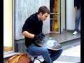 Incantevole artista di strada