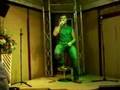 Andreu cantando (¿?) en karaoke