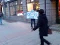 ingen h�lsar, ensam str�var jag runt p� stan, f�rs�ker f� kontakt, ingen verkar se mig.