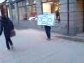 ingen h�lsar, ensam str�var jag runt p� stan, f�rs�ker f� kontakt, ingen verkar se mig.
