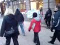 ingen h�lsar, ensam str�var jag runt p� stan, f�rs�ker f� kontakt, ingen verkar se mig.