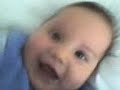 Nicolas jugando con cel
