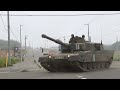 公道を走る90式戦車(Type-90 tank)