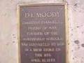 D. L. Moody: Holton's Shoe Store . Moody : Sapataria Holton.