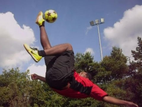 lerne - Hier gibts noch mehr Tricks http://www.youtube.com/user/FussballFreestyle1 LERNE UND PERFEKTIONIERE INNERHALB VON WENIGEN MINUTEN DEINEN STYLE. Du hast es sa...