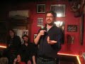 14/02/10 Joker Valentijn Comedy Night. de legendarische joker mop zonder midden. heeft als begin: er komt een man met een kip bij de hoeren. en als einde: waarop die kip zegt: wie gaat dat betalen? het middelste gedeelte is door mensen zelf in te vullen. dit is de versie van Wim Helsen. www.cafethejoker.be