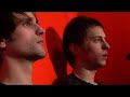 von zeit zu zeit wird der erhitzte nebel im raum von traurigen bottleneck-kl�ngen durchstochen, ansonsten dominieren schrammelnde gitarren und ein zum h�ften-schwingen animierendes tempo. rasmus kellermann singt mal traurig mal tr�stend; und im schwei�dunst �ber den wogenden k�rpern des publikums kondensiert ein wenig melancholie. sie tropft nicht von der decke.

die musik von tiger lou bleibt immer ein wenig in der schwebe zwischen tanzbarem indierock und nordisch-verzweifeltem pop. ob das ihr gut steht, beurteilt ihr am besten selbst.