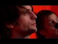 von zeit zu zeit wird der erhitzte nebel im raum von traurigen bottleneck-kl�ngen durchstochen, ansonsten dominieren schrammelnde gitarren und ein zum h�ften-schwingen animierendes tempo. rasmus kellermann singt mal traurig mal tr�stend; und im schwei�dunst �ber den wogenden k�rpern des publikums kondensiert ein wenig melancholie. sie tropft nicht von der decke.

die musik von tiger lou bleibt immer ein wenig in der schwebe zwischen tanzbarem indierock und nordisch-verzweifeltem pop. ob das ihr gut steht, beurteilt ihr am besten selbst.