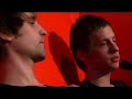 von zeit zu zeit wird der erhitzte nebel im raum von traurigen bottleneck-kl�ngen durchstochen, ansonsten dominieren schrammelnde gitarren und ein zum h�ften-schwingen animierendes tempo. rasmus kellermann singt mal traurig mal tr�stend; und im schwei�dunst �ber den wogenden k�rpern des publikums kondensiert ein wenig melancholie. sie tropft nicht von der decke.

die musik von tiger lou bleibt immer ein wenig in der schwebe zwischen tanzbarem indierock und nordisch-verzweifeltem pop. ob das ihr gut steht, beurteilt ihr am besten selbst.
