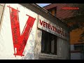 TV-Reportazh nga Terreni!Në këtë TV-reportazh do të mund të ndiqni deklaratat kontradiktore të përfaqësuesve të partive politike lidhur me Ndarjen e Kosovës.Më 23 shkurt të vitit 2001, Beogradi dhe Shkupi bëjnë një marrëveshje për demarkacionin kufitar mes Kosovës dhe Maqedonisë, me ç'rast, rreth 2500/ha, territor i Kosovës i falet Maqedonisë.Këto toka, janë prona private të bujqëve Shqiptarë, të fshatit DEBËLLDEH te komunës së Vitisë.Më 23 maj të vitit 2002, Kuvendi i Kosovës miraton një rezolute për pacenueshmërinë e integritetit territorial të Kosovës, të cilën rezolutë me pas, ish-kryeadministratori i atëhershëm i regjimit të UNMIK-ut, Mihail Shtajner, e pati shfuqizuar, përmes një vendimi ekzekutiv. Shfuçizimi i kësaj rezolute nuk mbaron me Shtajnerin. Më 5 prill të vitit 2007, rezoluta shfuqizohet për të dytën herë nga të gjithë deputetët e Kuvendit të Kosovës, (me përjashtim të deputetit Boshnjak Numan BALIQ) të cilët e votuan Pakon e Ahtisaarit. Kjo Pako në aneksin e VIII-të të saj që iu dedikohet çështjeve të sigurisë, në nenin e 3-të për kufirin, në pikën 3.2 thotë: 