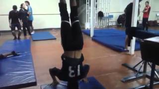 INVERTIDA CON APOYO DE CABEZA.