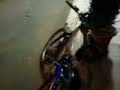 Vali repara bicicleta