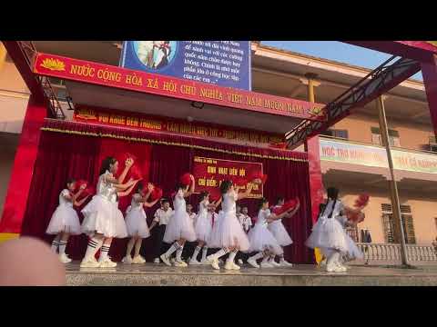 Tiết mục múa Trẻ em hôm nay- thế giới ngày mai do 5B và 5D thực hiện