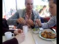 Raffa frisst Bratkartoffeln in der Mensa