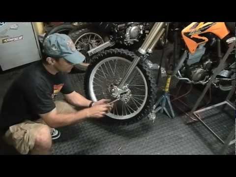 tornado 250 - Vídeo descreve com instalar suspensão invertida importada na XR 250 Tornado. A suspensão é uma Kayaba da YZF 250 adquirida na Sparky (www.sparky.com.br). Foi...