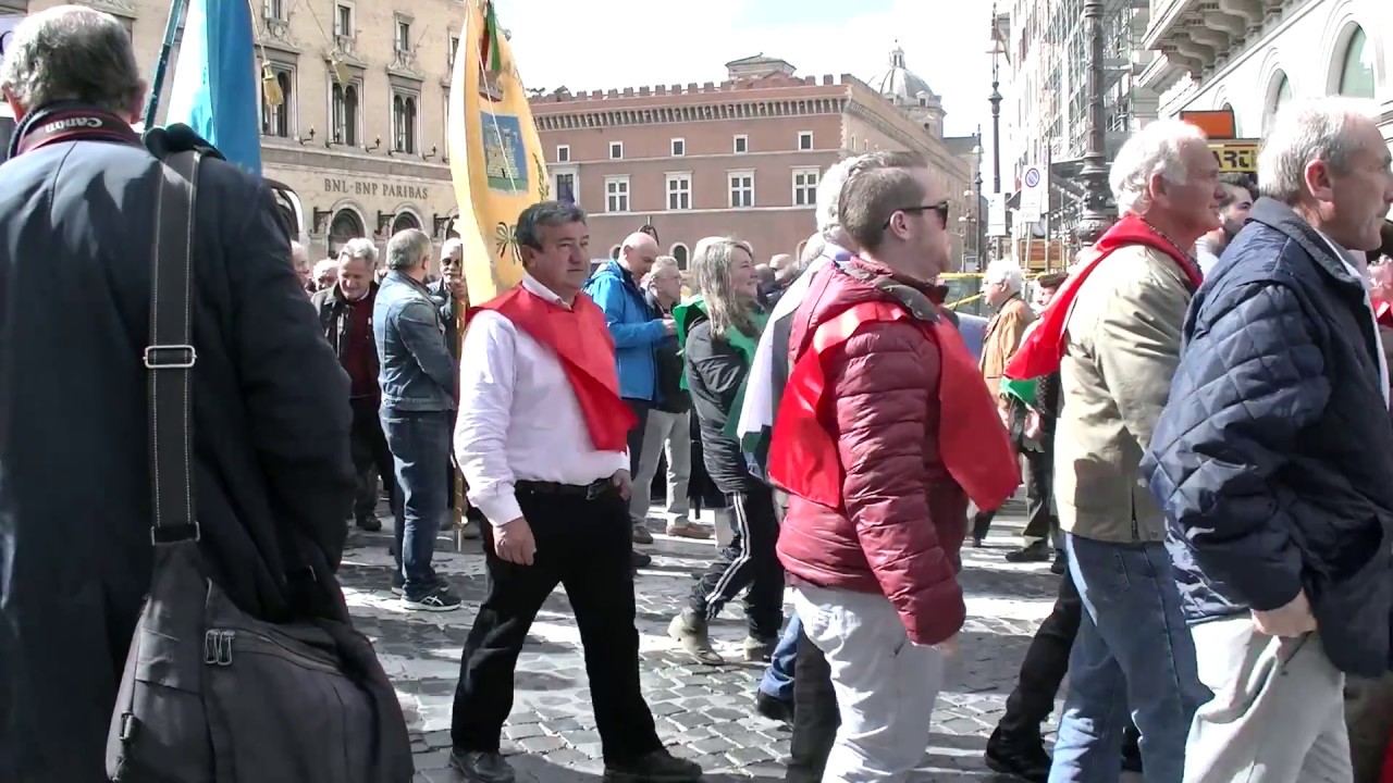 La scossa dei terremotati, la manifestazione dei sindaci abruzzesi La scossa dei terremotati, la manifestazione dei sindaci abruzzesi