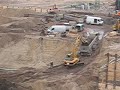 Bagger schiebt Lastwagen