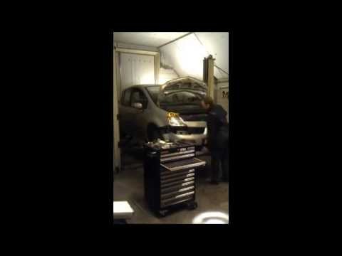 how to change a headlight bulb on a renault modus