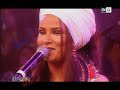 la chanteuse marocaine Oum, interprète un chant traditionnel hassani lors de son Korsa Live sur 2M Tv.