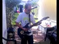 PHI-HUNG joue sur une guitar Yamaha