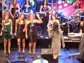 Juliana Knust cantando