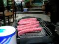 La préparation des saucisses au barbecue partie 1
