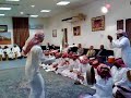 يجلس فيها صفين متقابلين بدون طبول ويفصل بين الصفين عدد من حاملى الطبول ويؤدى آحرين بعض الرقصات السريعة